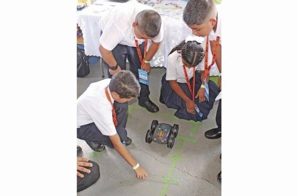 Estudiantes programan el robot educativo 'Rugged'.