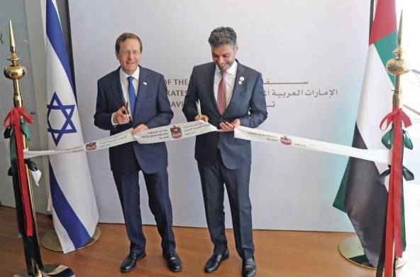 El embajador en Israel de Emiratos Árabes Unidos Mohamed Al Khaja (d) y el presidente israelí, Isaac Herzog (i) en la inauguración de la nueva embajada del país árabe en Tel Aviv, el pasado mes de julio.