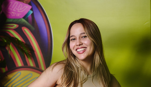 Nathalie Ríos recibe la condecoración Agente de Cambio durante los Premios Juventud 2025 en Panamá, destacando su liderazgo y labor social en beneficio de la juventud.