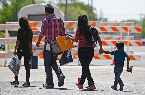 Familias migrantes son procesadas en McAllen, Texas (EE.UU.), en una fotografía de archivo.