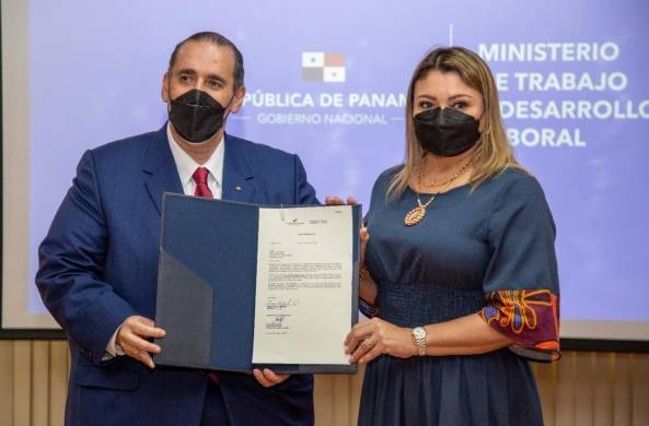 La titular del Mitradel, Doris Zapata y José Lisac Velez, representante legal del Consorcio GSI-SERTRACEN