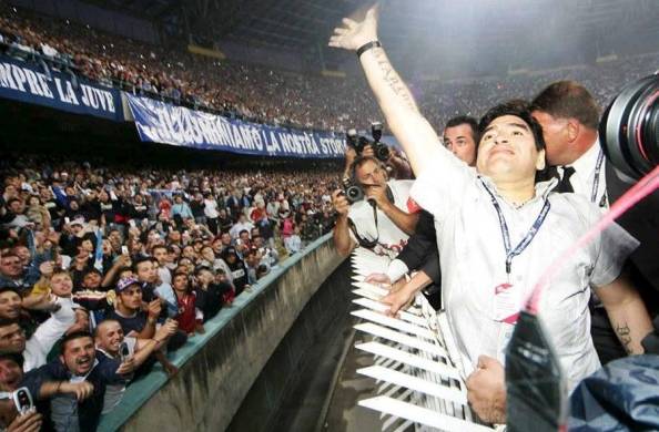 El exfutbolista argentino Diego Armando Maradona (d) al saludar a la afición, en el estadio San Paolo de Nápoles en 2005.