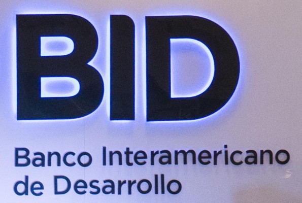 Fotografía de archivo en al que se registró un logo del Banco Interamericano de Desarrollo (BID).