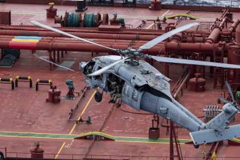 Fotografía difundida en la cuenta oficial en X @DeptofWar del Departamento de Guerra de Estados Unidos de uno de sus helicópteros interceptando un buque petrolero en el océano Índico.