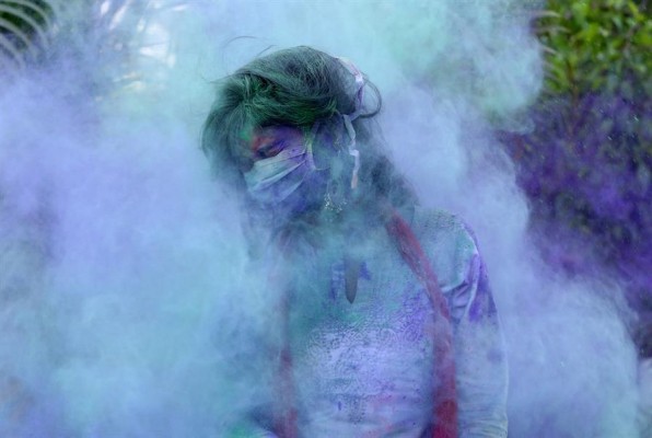 La India se viste de colores con el festival Holi