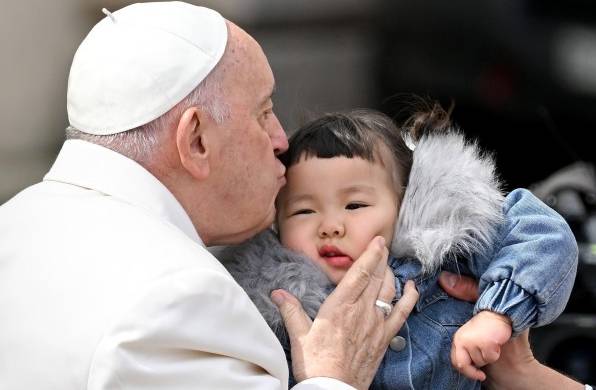 El Papa Francisco besa a un niño este miércoles al final de su audiencia general semanal en la Plaza de San Pedro, Ciudad del Vaticano, este miércoles.