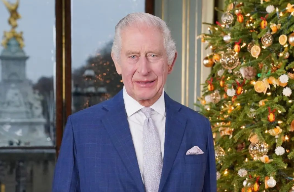 El Rey Carlos III dio su primer discurso navideño desde que asumió la corona a las 3 de la tarde en el Palacio de Buckingham
