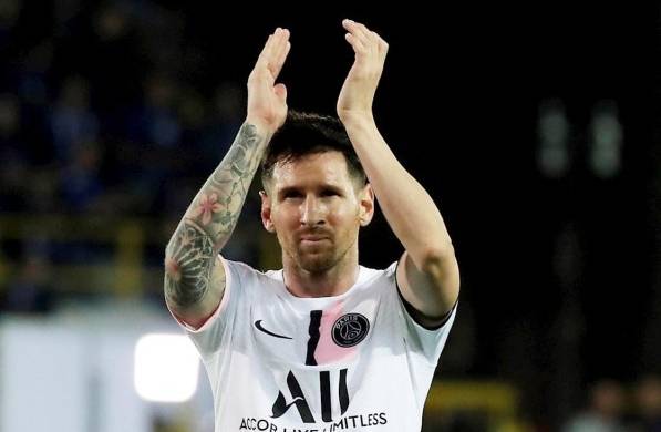 Lionel Messi, jugador profesional de fútbol firmó un contrato con el París Saint-Germain el mes pasado.