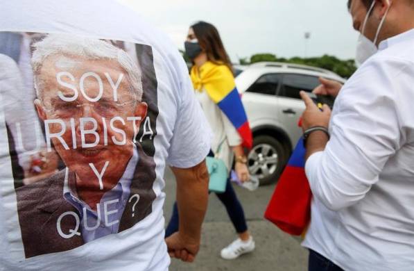 El mayor pico de popularidad de Uribe fue durante los años más duros del conflicto armado y en el periodo en el que se registraron algunas de las peores masacres en el campo colombiano.