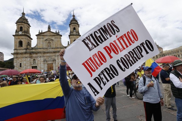 Manifestantes protestan en contra del gobierno del presidente de Colombia, Gustavo Petro, hoy, en la Plaza de Bolívar, en Bogotá.