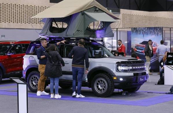 Visitantes observan una camioneta Ford Bronco en exhibición hoy durante el Salón del Automóvil en Bogotá (Colombia).