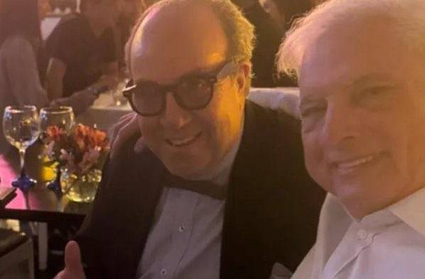 El embajador Mario Boyd Galindo fue fotografiado en un evento social en Bogotá junto al expresidente Ricardo Martinelli, recientemente asilado en Colombia.