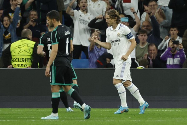 El centrocampista croata del Real Madrid, Luka Modric celebra tras marcar el 1-0 durante el encuentro del grupo F de la UEFA Liga de Campeones.