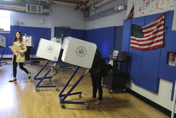 Fotografía de archivo en la que se registró el interior de un colegio electoral de Brooklyn (NY, EE.UU.).