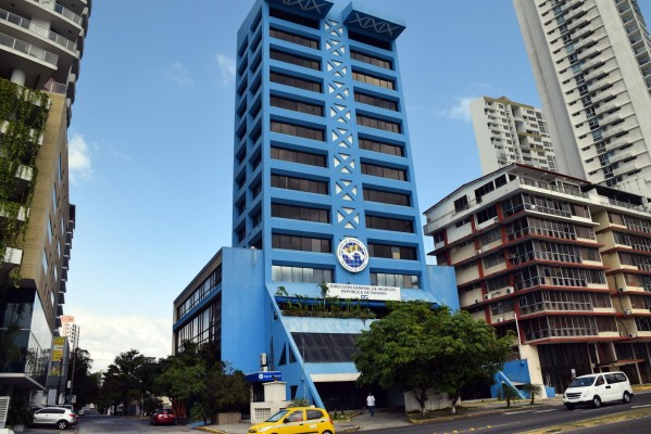 Los tributos incluidos en la ley son los impuestos, tasas y contribuciones especiales y cualesquiera otras deudas de dinero, liquidas y exigibles.