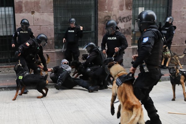 Obreros ecuatorianos protestan contra carestía y aumento de los combustibles; Policía reprime