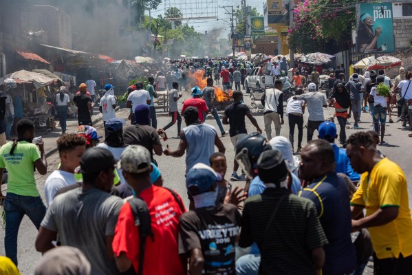 Ciudadanos participan en una marcha para exigir seguridad contra las pandillas este 7 de agosto de 2023, en Puerto Príncipe (Haití).