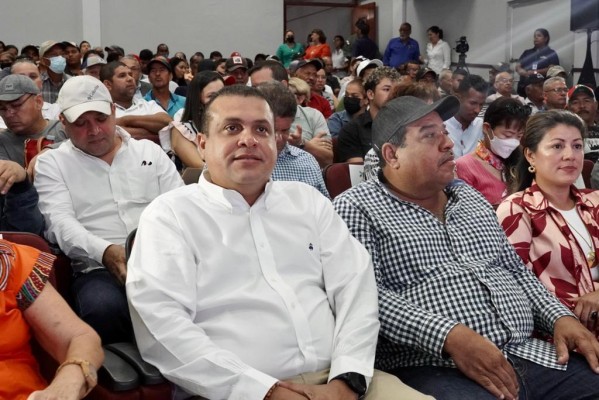 Imagen donde el alcalde de David, Antonio Araúz Avendaño, participó en la consulta pública del proyecto Puerto Barú en David.
