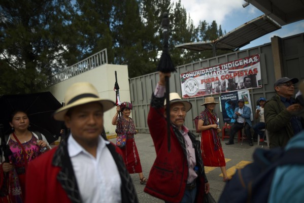 Indígenas guatemaltecos participan en una protesta