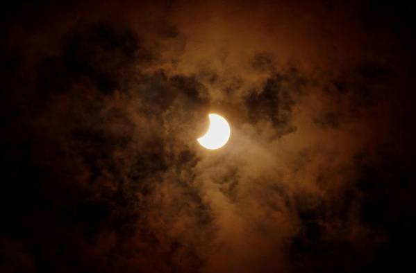 Así se apreció el eclipse solar que oscureció el cielo de Suramérica