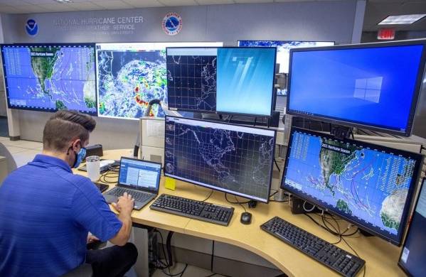 La Oficina Nacional de Administración Oceánica y Atmosférica (NOOA, en inglés) monitorea el comportamiento de las tormentas.