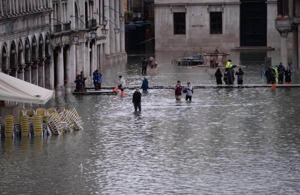 Venecia volvió hoy a sufrir las inundaciones al registrar un aumento del nivel del mar de 150 centímetros