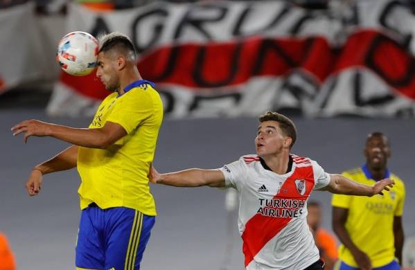 Julian Álvarez (d) de River Plate disputa el balón con Carlos Zambrano de Boca Juniors, durante el superclásico por la fecha 7 de la Liga Profesional Argentina, en una imagen de archivo