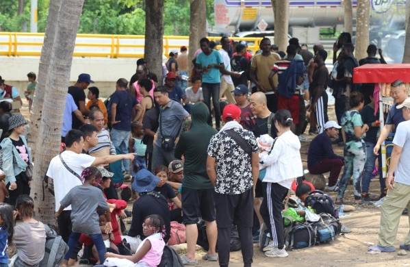 Migrantes de diversas nacionalidades descansan en un campamento temporal en la ciudad de Tapachula, en una fotografía de archivo.