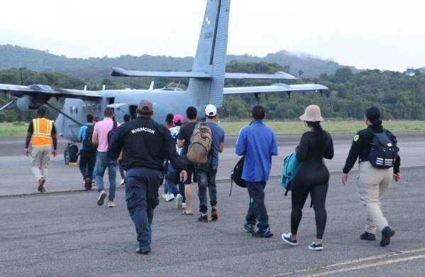 Autoridades panameñas gestionan nueva deportación de migrantes.