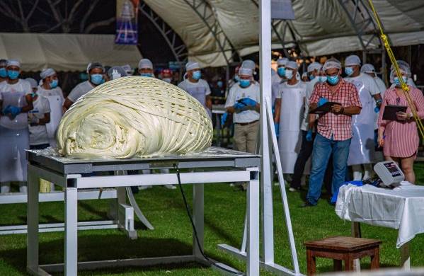 Productores de leche y queso elaboran el quesillo más grande del mundo hoy, en el municipio de Pijijiapan, estado de Chiapas (México).