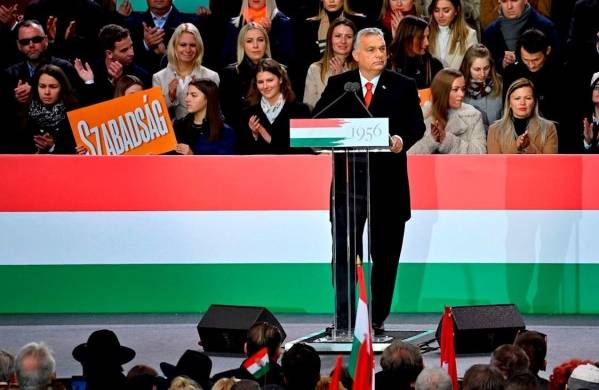 Viktor Orbán, primer ministro de Hungría arremetió este sábado de nuevo contra la Unión Europea.