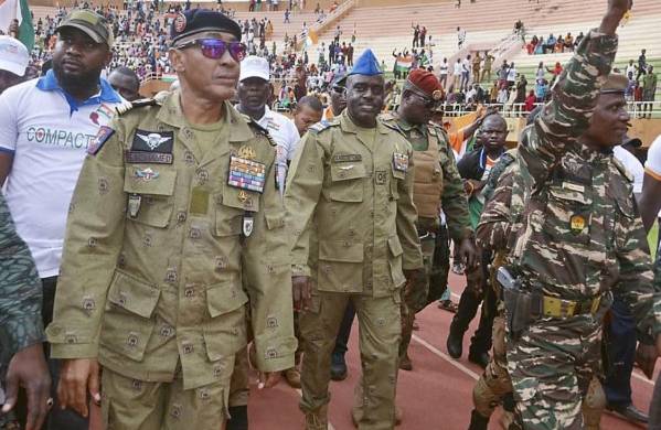 El autodenominado Consejo Nacional de Salvaguardia de la Patria recibió la ovación por miles de nigerinos por exigir la retirada “inmediata” de las tropas francesas en el país africano.
