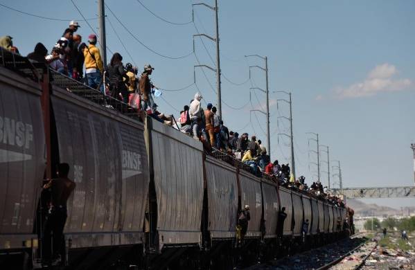 Un grupo de migrantes viajan sobre el tren conocido como La Bestia hoy, en Ciudad Juárez, Chihuahua (México).