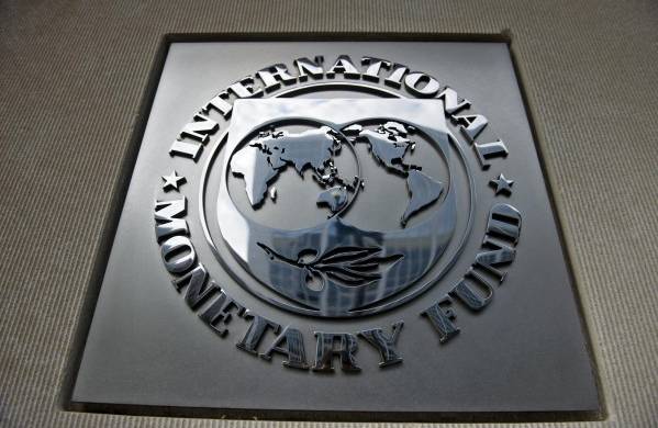 El logotipo fuera de la sede del Fondo Monetario Internacional en Washington, DC.