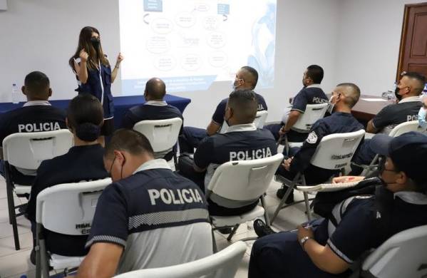 Defensoría del Pueblo capacita en Colón sobre Derechos humanos en la actuación policial.