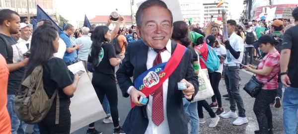 Los manifestantes gritaban consignas contra el contrato con Minera Panamá.