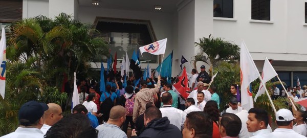 Agentes de control de multitudes reprimieron a los asistentes a la marcha.