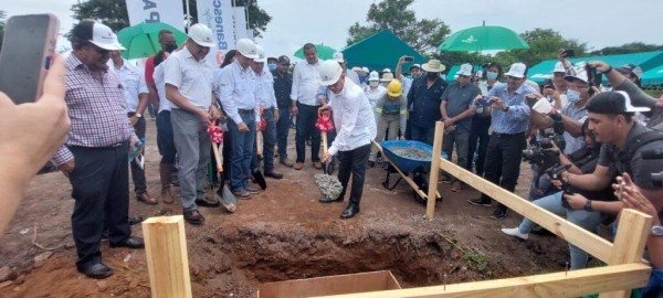 Momento en que se coloca la primera piedra de la construcción de la planta de procesamientos cárnicos.