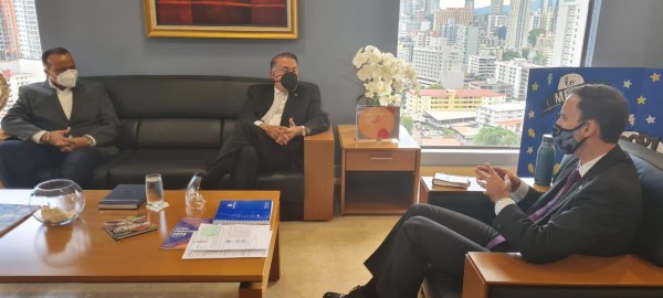 El gerente General de la Caja de Ahorros, Juan E. Melillo, reunido con el ministro de Desarrollo Agropecuario (Mida), Augusto Valderrama, en la sede principal de la entidad bancaria.