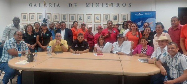 La ministra de Educación, Maruja de Villalobos se reunió con representantes de la Asociación Nacional de Directivos de Escuelas Oficiales de Panamá.