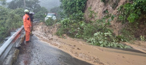 Las fuertes lluvias causaron deslizamientos de tierra que dejaron comunidades incomunicadas.