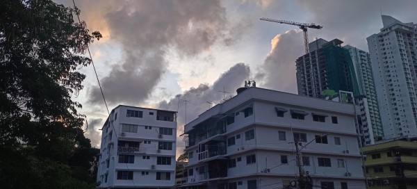 Edificios en una imagen ilustrativa del cielo tras un aviso de vigilancia por la incursión de partículas del polvo del Sahara.