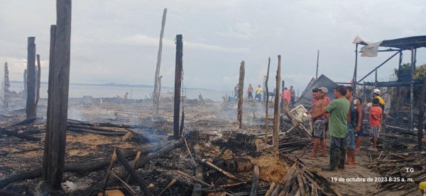Un incendio ocurrido este jueves 19 de octubre afecto 12 casas en la comunidad de Naranjo Chico, en la comarca Guna Yala.