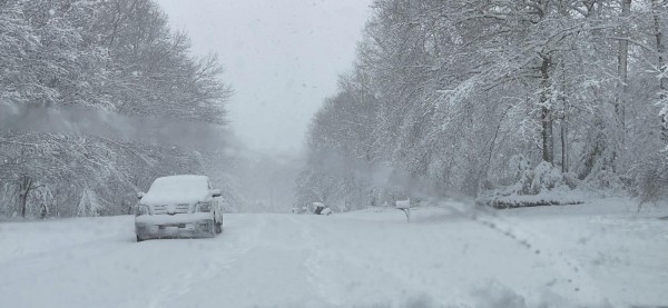 Una fuerte tormenta de nieve paraliza Washington durante horas