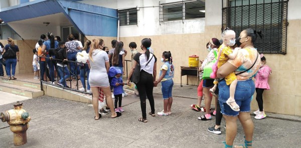 Padres de familia hacen fila en el Hospital del Niño para que se les aplique a sus hijos la vacuna pediátrica contra la covid-19.