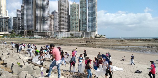 Limpieza de playa en la Cinta Costera