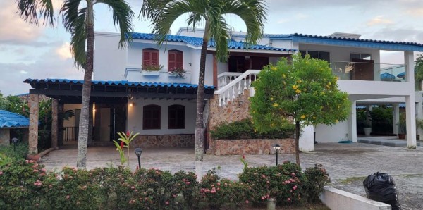 En diciembre de 2021, las autoridades panameñas ubicaron en Río Hato, provincia de Coclé, una mansión de playa que presuntamente le pertenecía a líderes del Clan del Golfo.