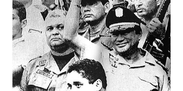 Luis Papo Córdoba, integrante de la Fuerza de Defensa junto al general, Manuel Antonio Noriega.