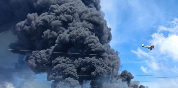 Incendio en zona industrial de Cuba se encuentra en una situación compleja y difícil