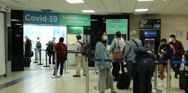 Pasajeros se movilizan en el Aeropuerto Internacional de Tocumen.